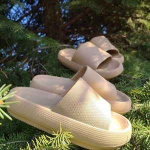 Sootheez khaki slides size 7-8